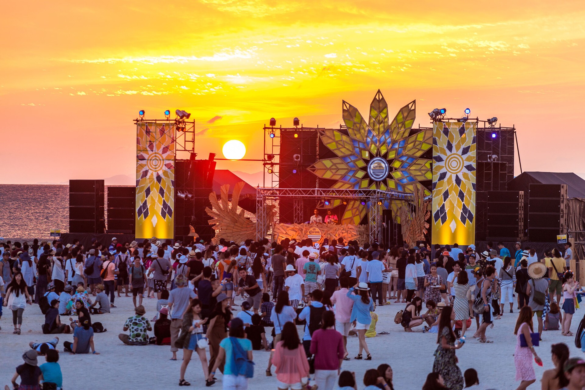 Iflyer あの感動再び Corona Sunsets Festival が今年も沖縄美らsunビーチで開催決定