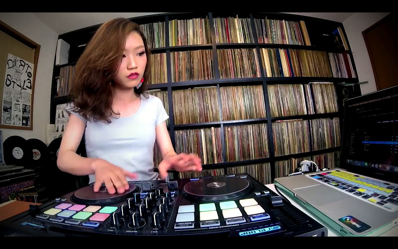 Iflyer 17歳のdj Saraがコントローラーで大人顔負けのスクラッチを披露