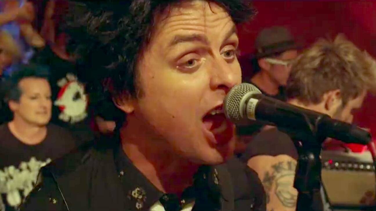 Iflyer Green Day 社会問題に訴えかける新曲のmv公開 31箇所を回るツアー日程を発表し本格的に再始動