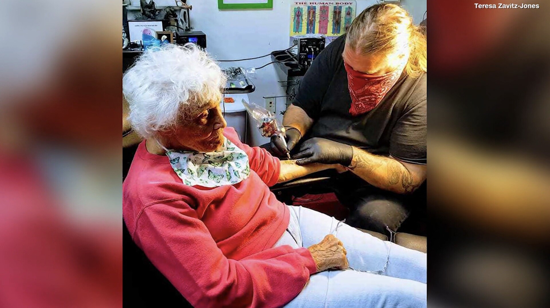 Iflyer アメリカ ミシガン州のおばあちゃん 人生初のタトゥーを入れて103歳の誕生日を祝う