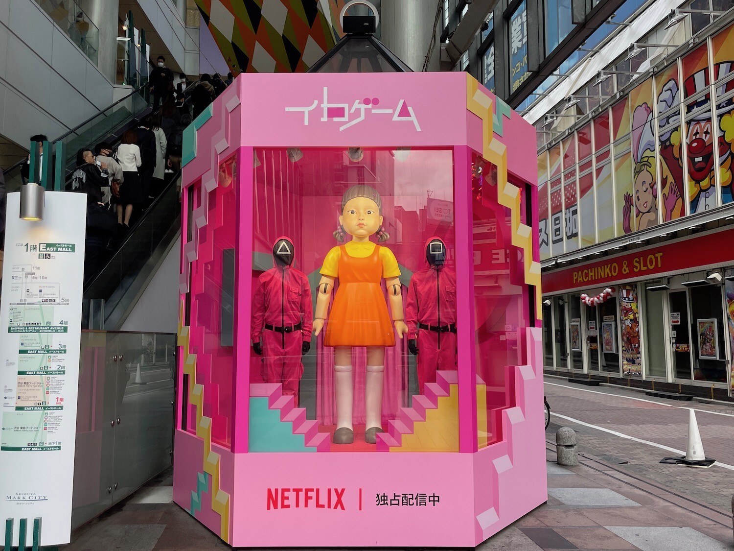 Iflyer Netflixドラマ 世界で超絶ヒット中の韓国ドラマ イカゲーム のだるまさんが転んだゲーム で登場する恐怖の ヨンヒ人形 が渋谷マークシティに登場