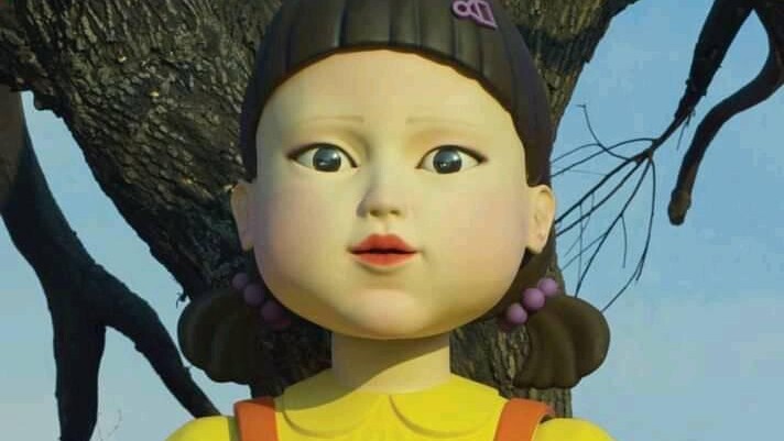 Iflyer Netflixドラマ 世界で超絶ヒット中の韓国ドラマ イカゲーム のだるまさんが転んだゲーム で登場する恐怖の ヨンヒ人形 が渋谷マークシティに登場