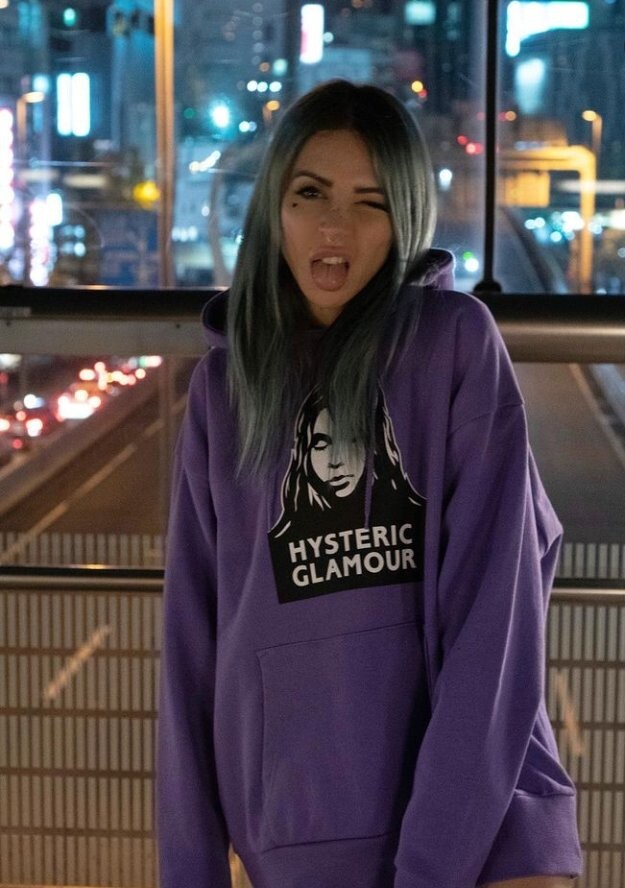 Iflyer Alison Wonderland アリソン ワンダーランド 米 ロサンゼルスのアイコニックなビル屋上でlaの街並みを背景にalisonが熱唱する Bad Thing ライブバージョン動画を公開