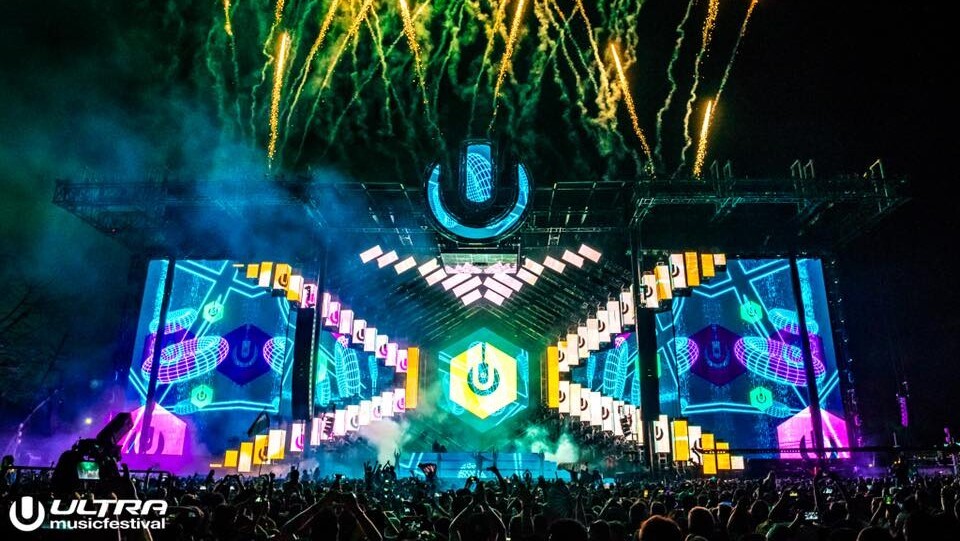 珍騒動 Ultra Miami に海から侵入してタダで入ろうとした男 パトロール中の警察官に捕まるも 無料のvipリストバンドをgetしてウェットスーツを着用したままフェス参加 ガジェット通信 Getnews