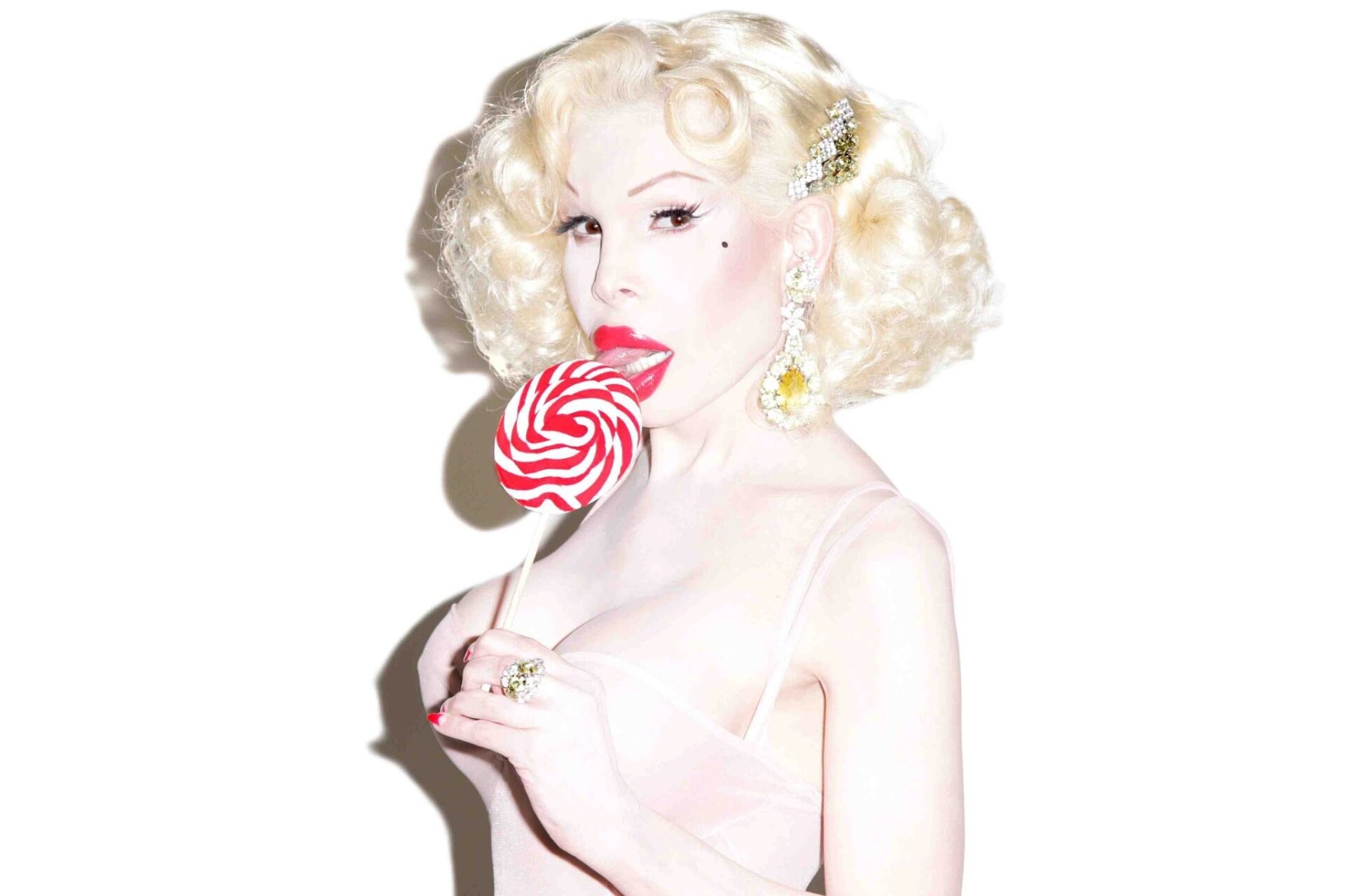 Iflyer Amanda Lepore About Live