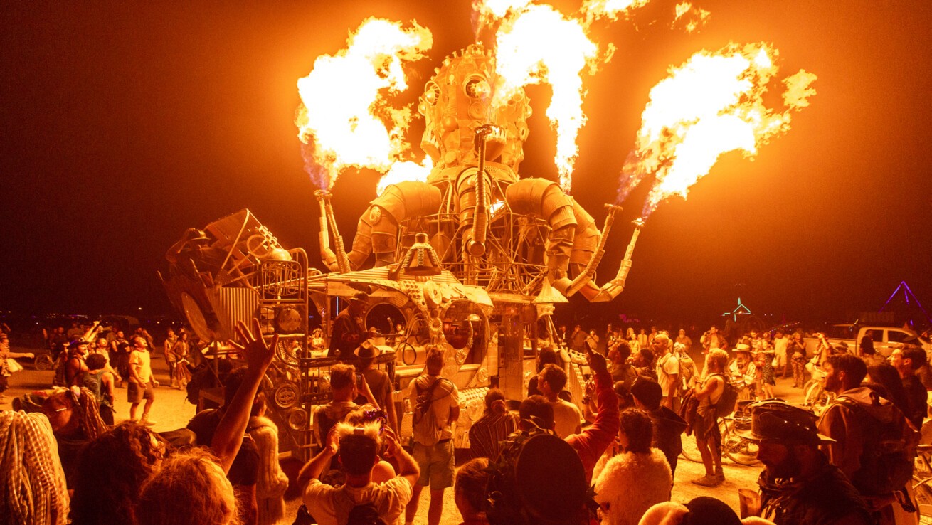Iflyer 砂漠の中の奇祭フェス Burning Man バーニング マン コロナ禍により年は砂漠 で開催せず まさかのヴァーチャル開催に