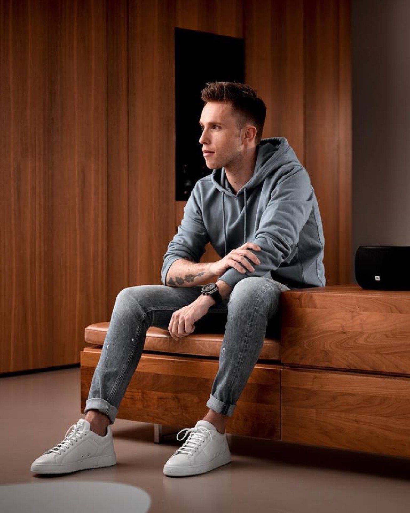 Iflyer Nicky Romero ニッキー ロメロ が自身の腕にレーベル名のタトゥーをカタカナで入れる