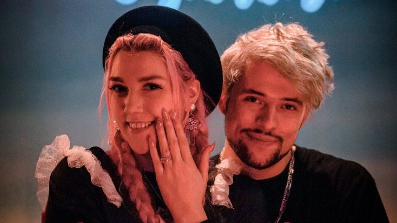 Iflyer 祝 Virtual Riotが長年の恋人と婚約 プロポーズはplus Tokyoのメイン絵画富士山の下で