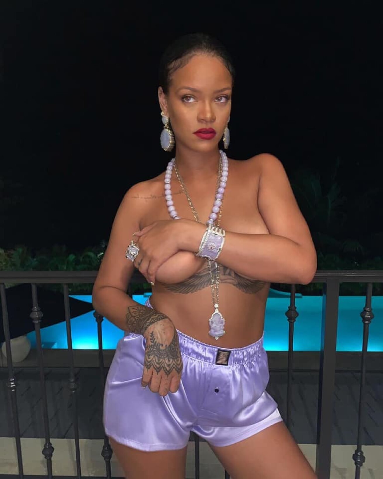 Iflyer 米歌手rihanna リアーナ 豊満な下乳が露わになった手ブラ写真で顔ヒンズー教の神 ガネーシャのネックレスを着用した写真が 神への冒涜 であるとインド人大激怒 政治問題も絡んでか更なる炎上に