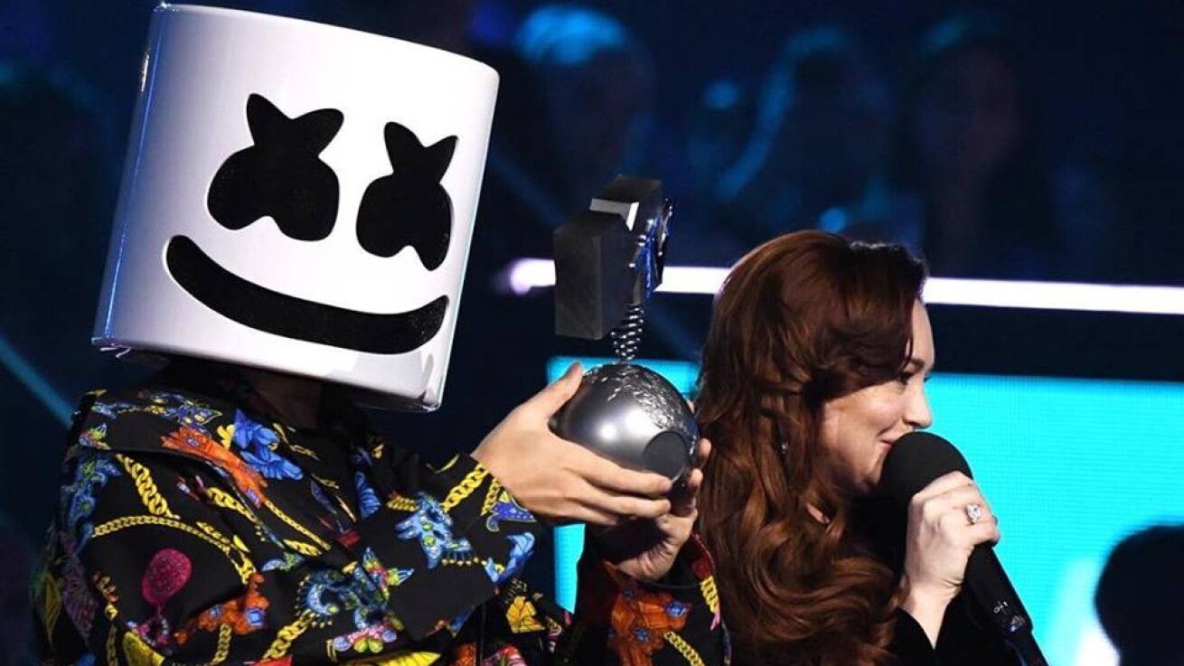 Marshmello が Mtv Ema でピアノとサンプリングパッドを使い Friends と Happier を披露 Iflyer